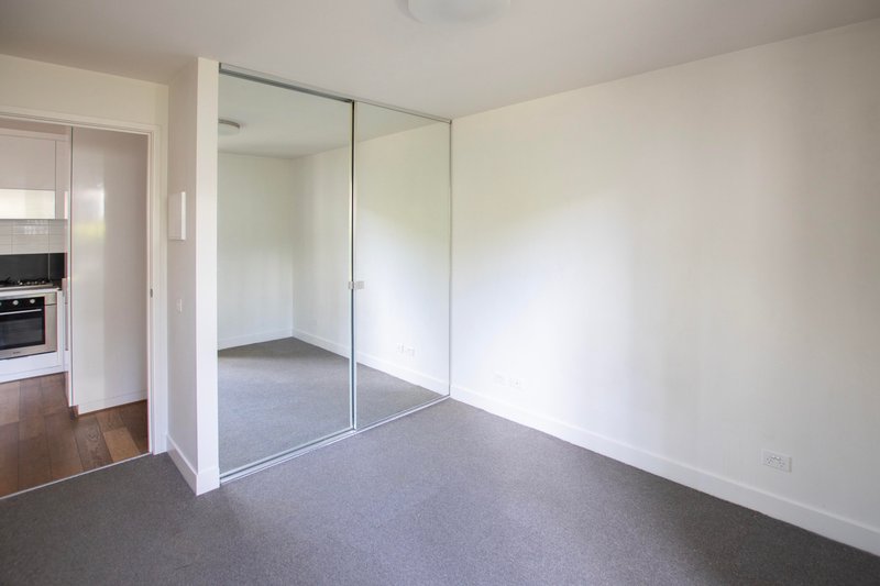Photo - 2/12 Trenerry Crescent, Abbotsford VIC 3067 - Image 5