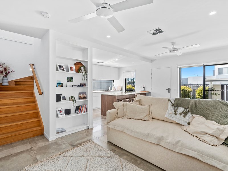 Photo - 21/2 Vale Avenue, Arundel QLD 4214 - Image 4