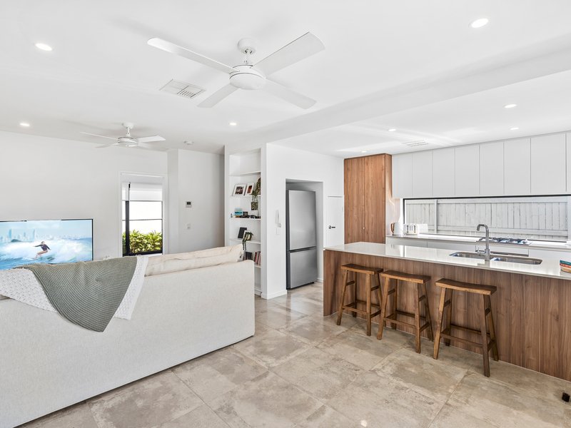 Photo - 21/2 Vale Avenue, Arundel QLD 4214 - Image 9