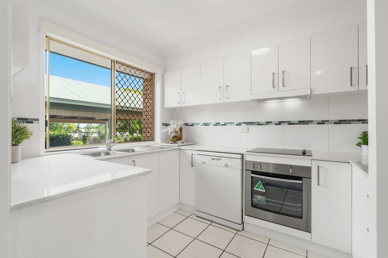 Photo - 21/2018 Wynnum Road, Wynnum West QLD 4178 - Image 3