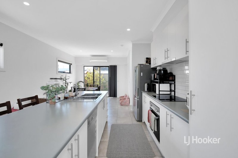 Photo - 21/205 James Mirams Drive, Roxburgh Park VIC 3064 - Image 4