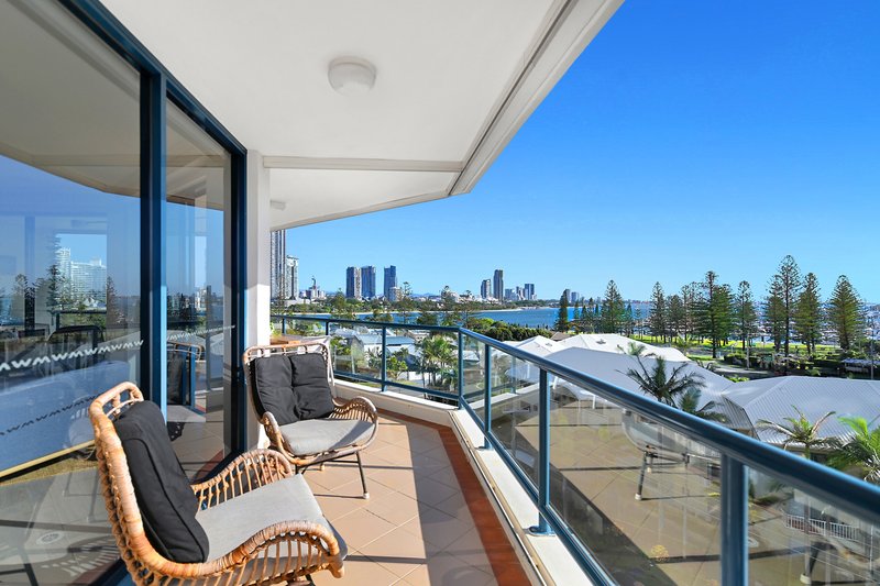 Photo - 21/22 Montgomery Avenue, Main Beach QLD 4217 - Image 8