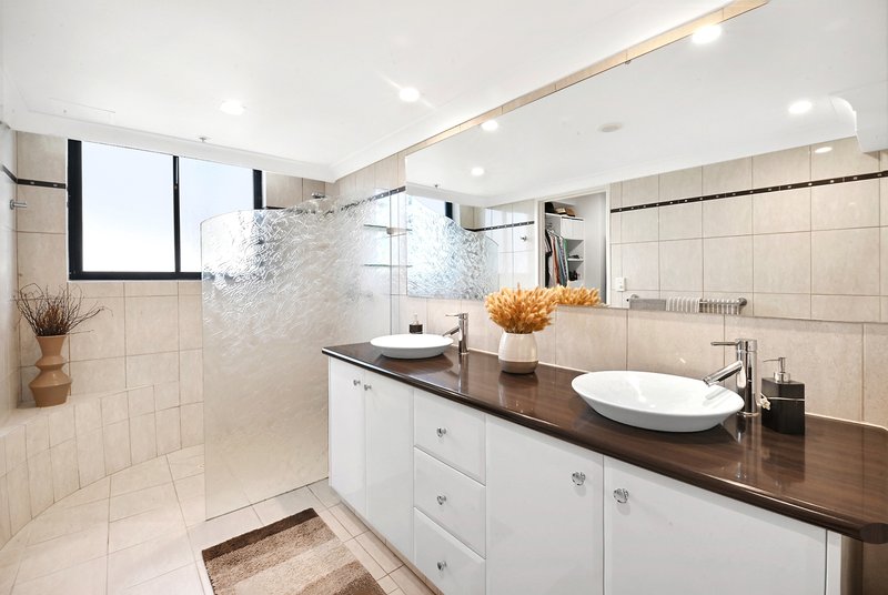 Photo - 21/22 Montgomery Avenue, Main Beach QLD 4217 - Image 12