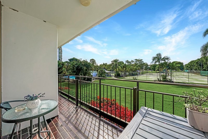 Photo - 2/13-27 Fairway Drive, Clear Island Waters QLD 4226 - Image 3