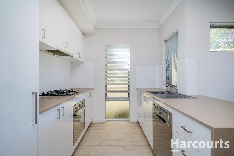 Photo - 2/13 Belcastro Way, Madeley WA 6065 - Image 6