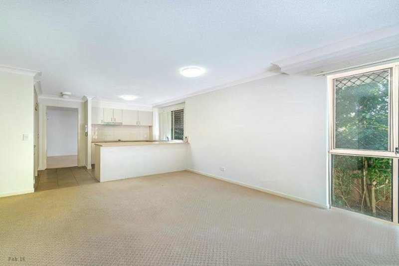 Photo - 2/13 D Wyndham Avenue, Southport QLD 4215 - Image 5