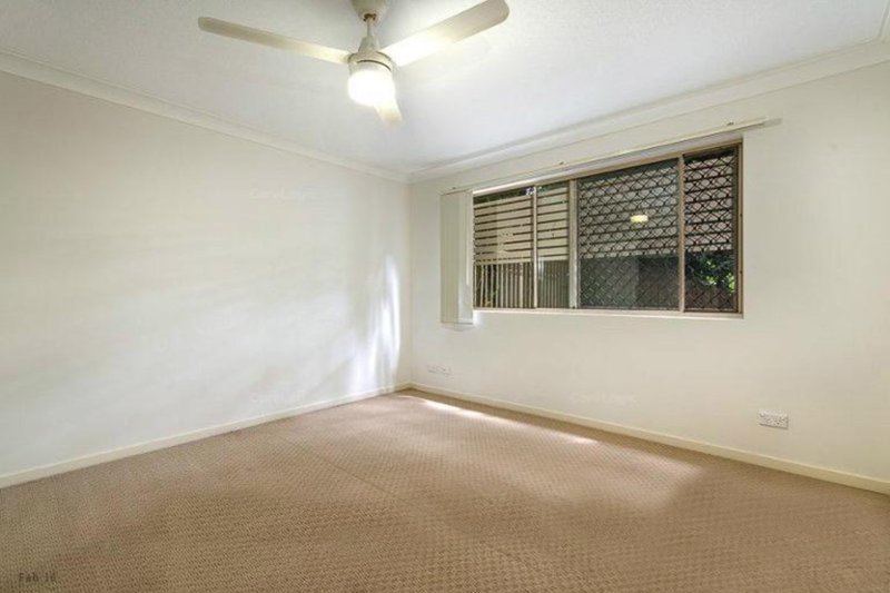 Photo - 2/13 D Wyndham Avenue, Southport QLD 4215 - Image 11