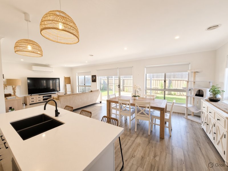 Photo - 213 Stonehill Drive, Maddingley VIC 3340 - Image 5