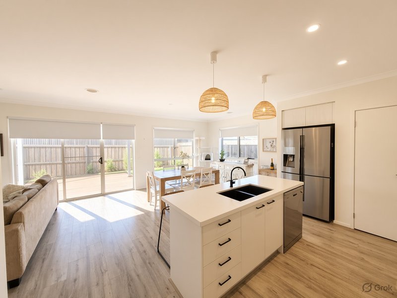 Photo - 213 Stonehill Drive, Maddingley VIC 3340 - Image 6