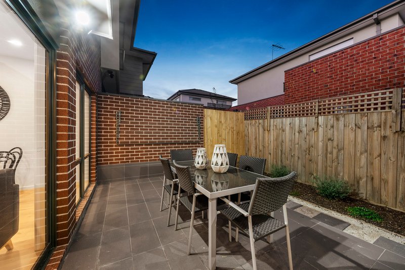 Photo - 2/13 Whitehorse Road, Blackburn VIC 3130 - Image 9