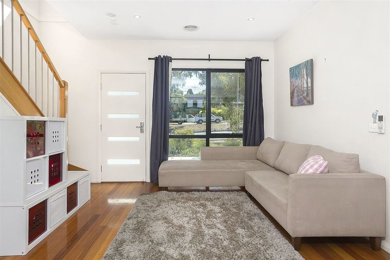 Photo - 2/130 Ferntree Gully Road, Oakleigh East VIC 3166 - Image 3