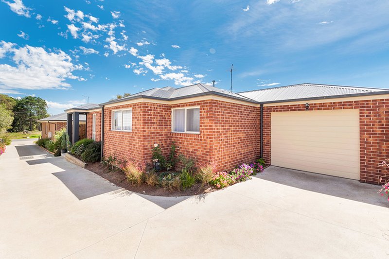 Photo - 2/136 Dudley Street, Wallan VIC 3756 - Image 2