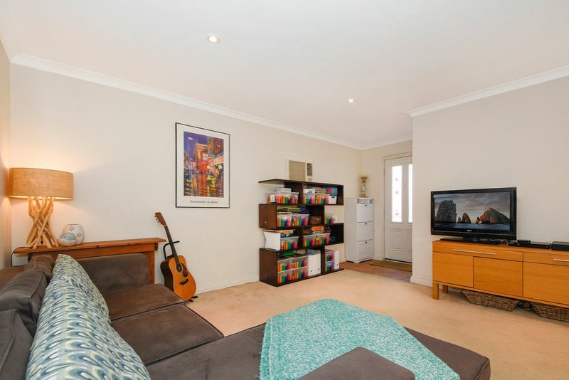 Photo - 2/138 Cobb Street, Doubleview WA 6018 - Image 2