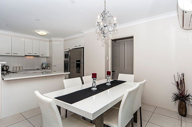 Photo - 2/14-16 Salisbury Street, Darling Heights QLD 4350 - Image 2