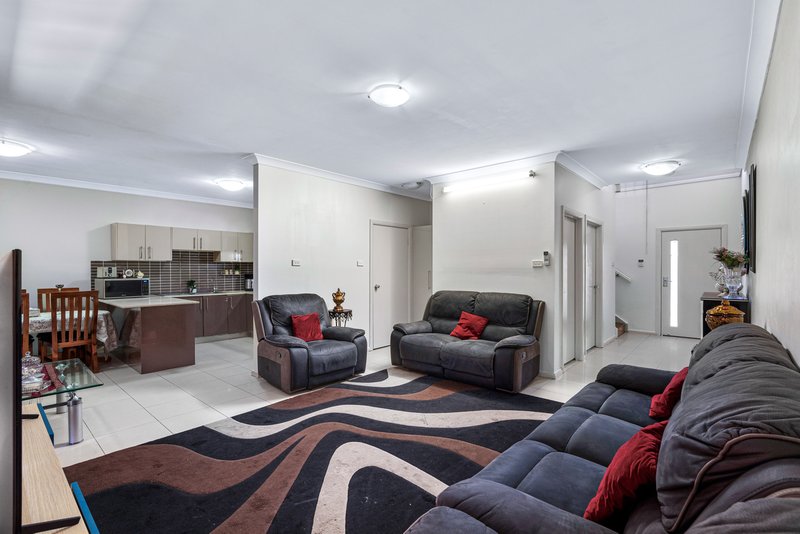 Photo - 2/14-16 Yerona Street, Prestons NSW 2170 - Image 4