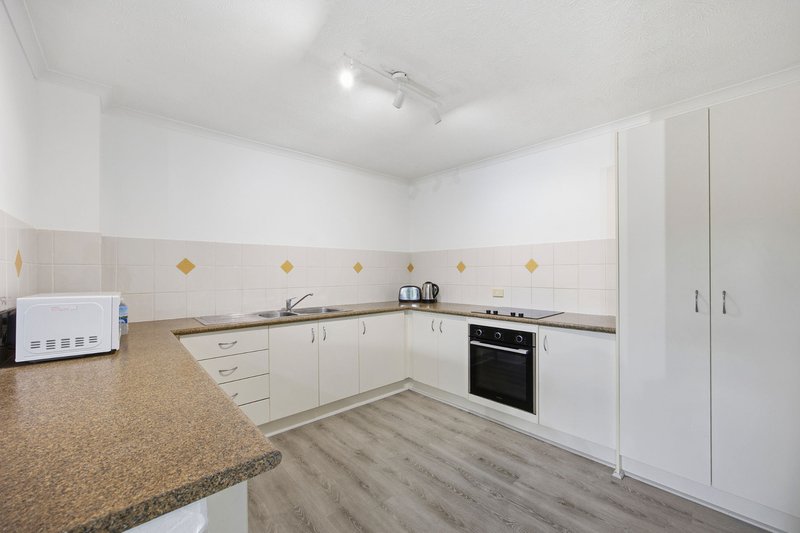 Photo - 2/14 Brett Avenue, Labrador QLD 4215 - Image 5
