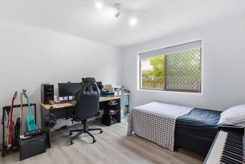 Photo - 2/14 Brett Avenue, Labrador QLD 4215 - Image 9
