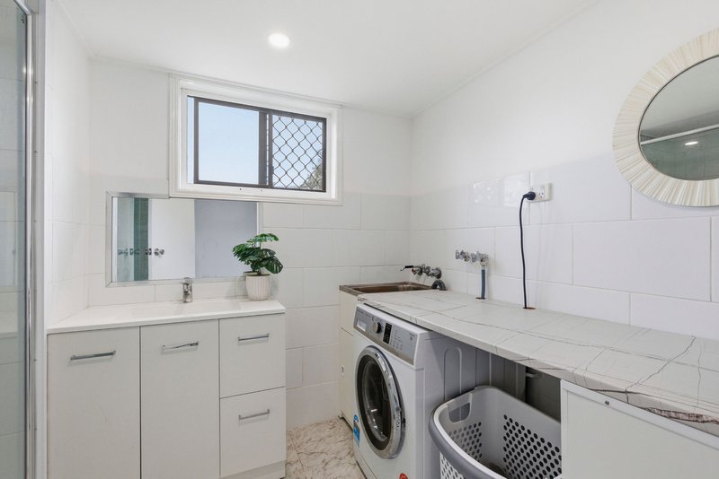 Photo - 2/14 Brett Avenue, Labrador QLD 4215 - Image 11