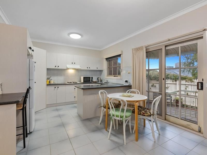 Photo - 2/14 Ingram Avenue, Glen Waverley VIC 3150 - Image 4