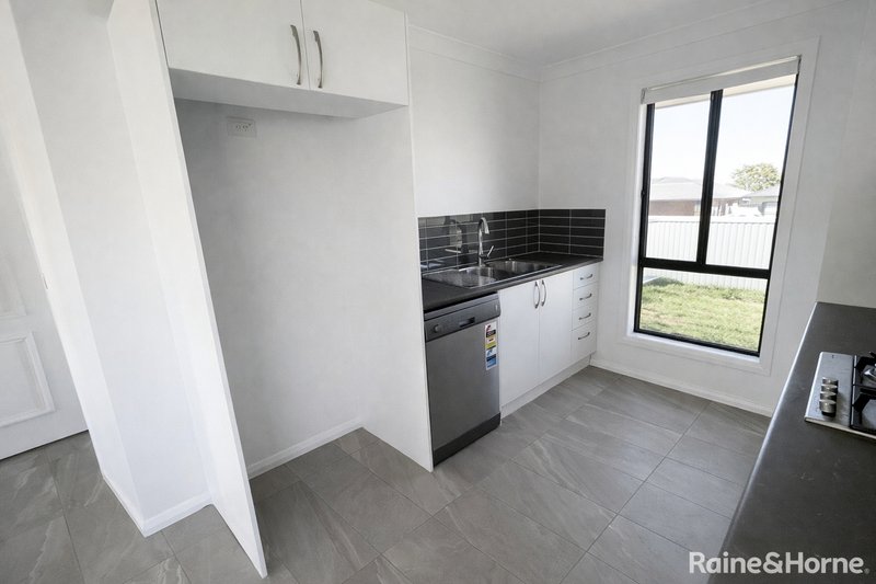 Photo - 2/14 Palomino Place, Tamworth NSW 2340 - Image 5