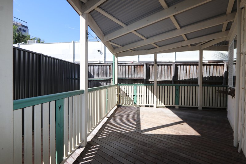 Photo - 2/140 Eugaree Street, Southport QLD 4215 - Image 14