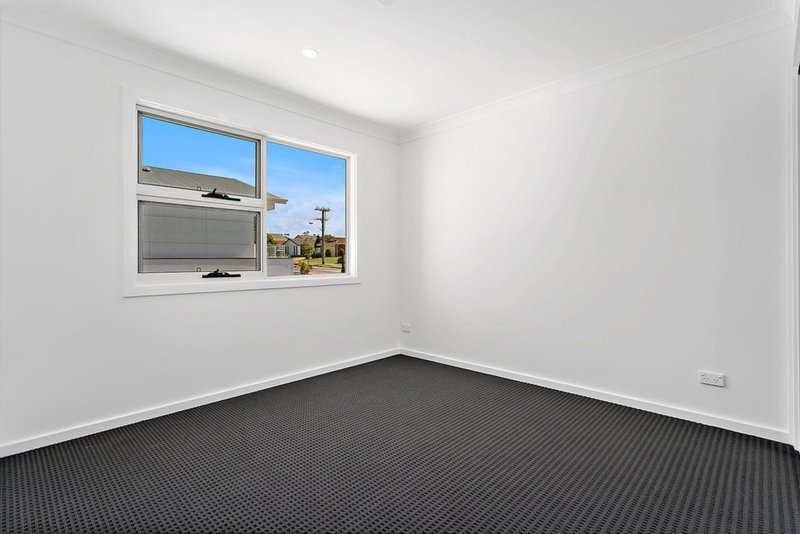 Photo - 2/140 Pioneer Drive, Flinders NSW 2529 - Image 6