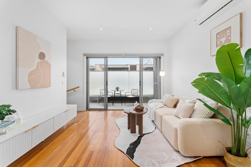 Photo - 2/142-144 Thames Street, Box Hill North VIC 3129 - Image 2