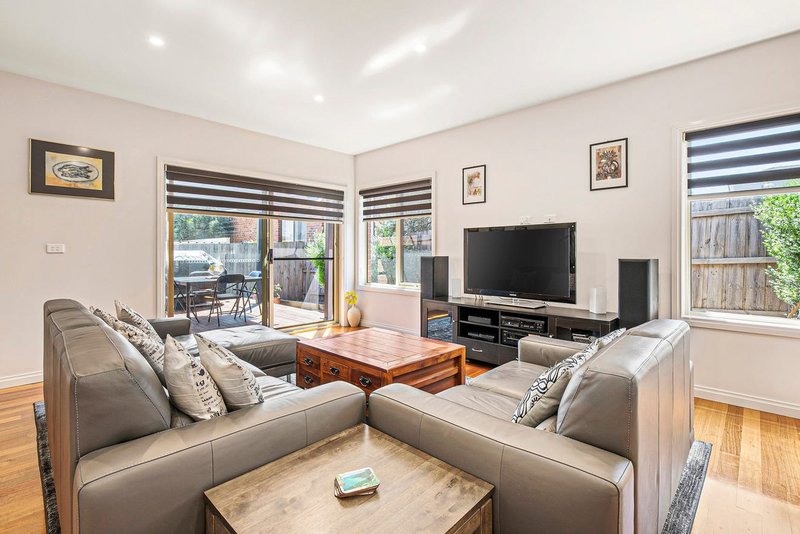 Photo - 2/146 Station Street, Burwood VIC 3125 - Image 4
