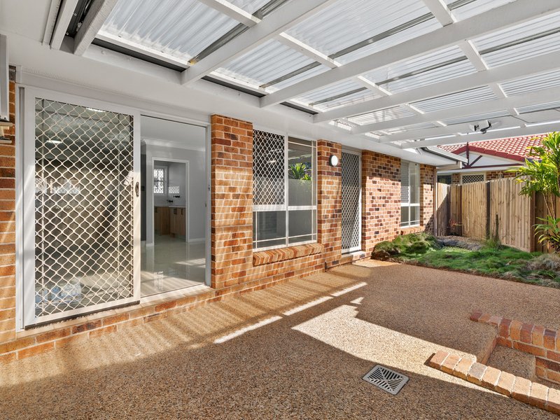 Photo - 2/15-19 Burnett Street, Wellington Point QLD 4160 - Image 1