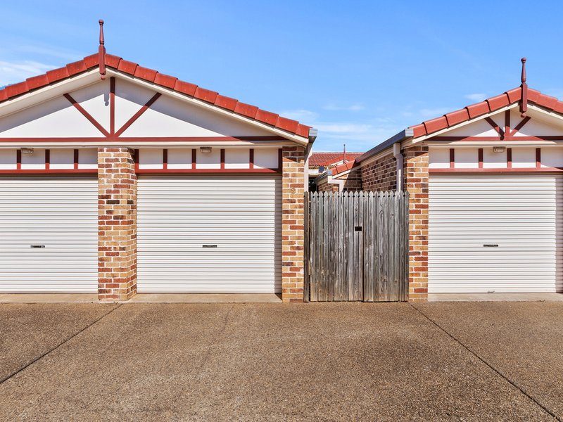 Photo - 2/15-19 Burnett Street, Wellington Point QLD 4160 - Image 3