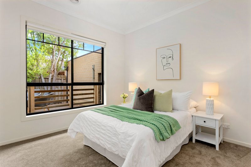 Photo - 2/15 Batesford Road, Chadstone VIC 3148 - Image 5