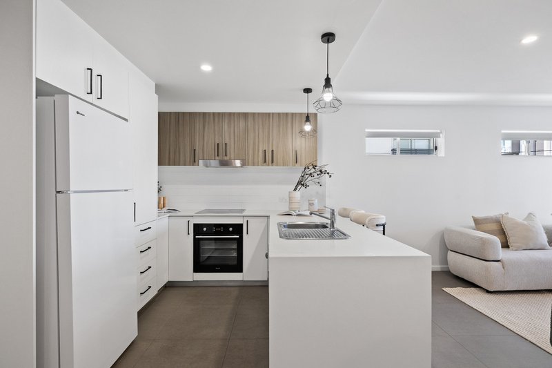 Photo - 2/15 Besham Parade, Wynnum QLD 4178 - Image 4