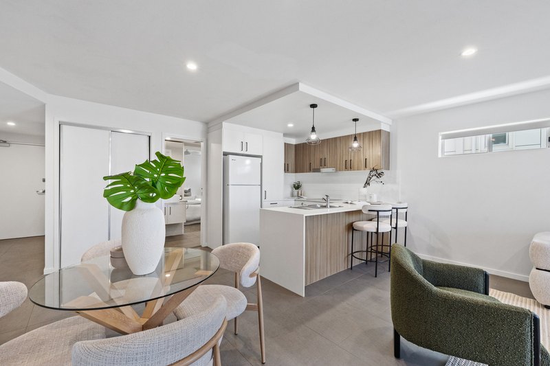 Photo - 2/15 Besham Parade, Wynnum QLD 4178 - Image 7