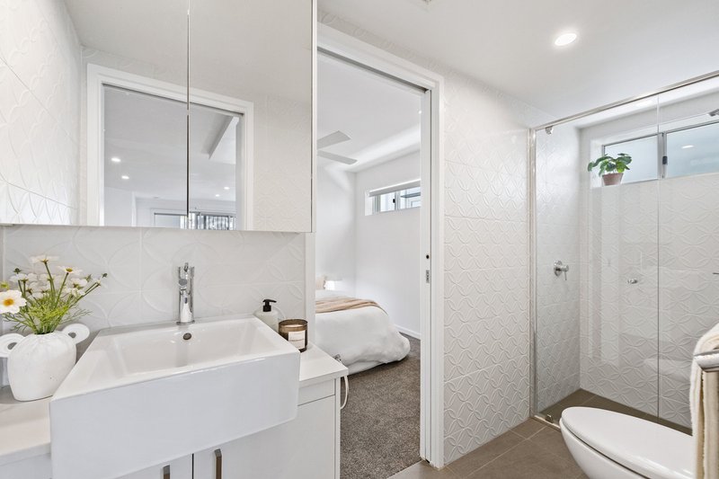 Photo - 2/15 Besham Parade, Wynnum QLD 4178 - Image 8