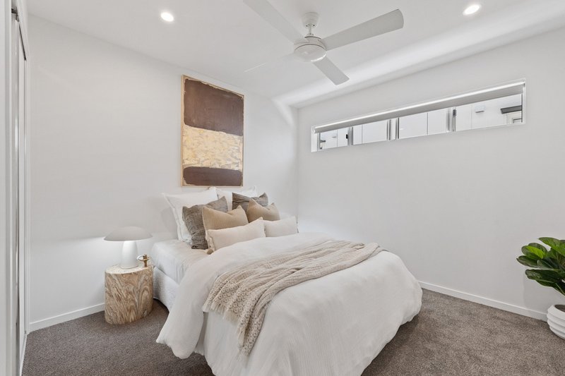 Photo - 2/15 Besham Parade, Wynnum QLD 4178 - Image 9