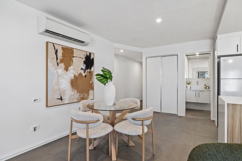 Photo - 2/15 Besham Parade, Wynnum QLD 4178 - Image 11