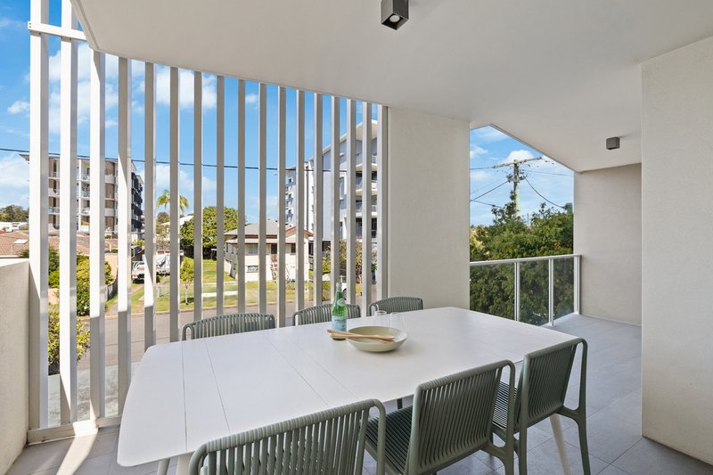 Photo - 2/15 Besham Parade, Wynnum QLD 4178 - Image 16