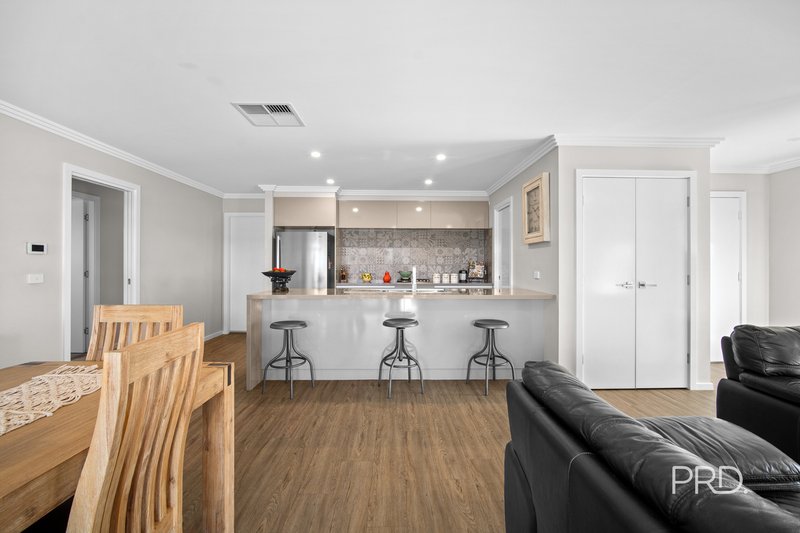 Photo - 2/15 Chang Avenue, Lloyd NSW 2650 - Image 2