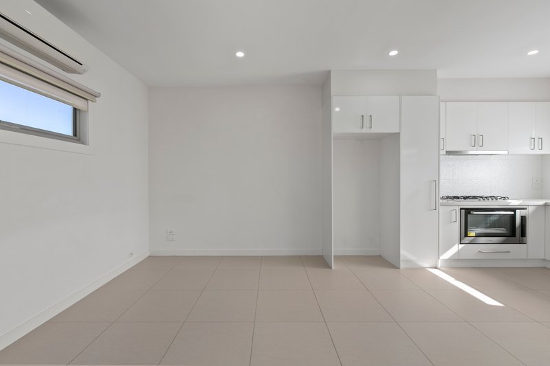 Photo - 2/15 Compton Street, Reservoir VIC 3073 - Image 3