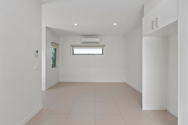 Photo - 2/15 Compton Street, Reservoir VIC 3073 - Image 4