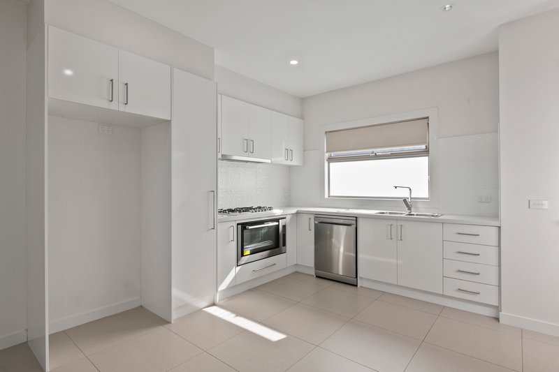 Photo - 2/15 Compton Street, Reservoir VIC 3073 - Image 5