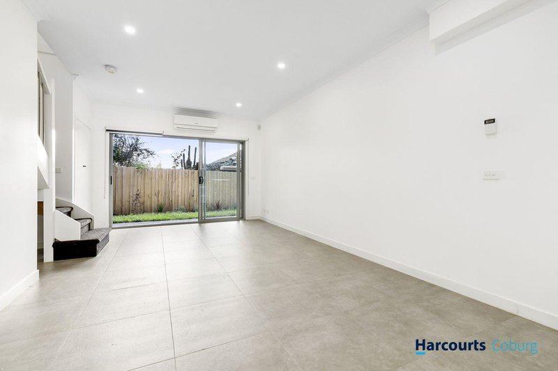 Photo - 2/15 Drina Street, Strathmore VIC 3041 - Image 3