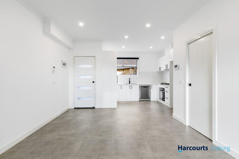 Photo - 2/15 Drina Street, Strathmore VIC 3041 - Image 4