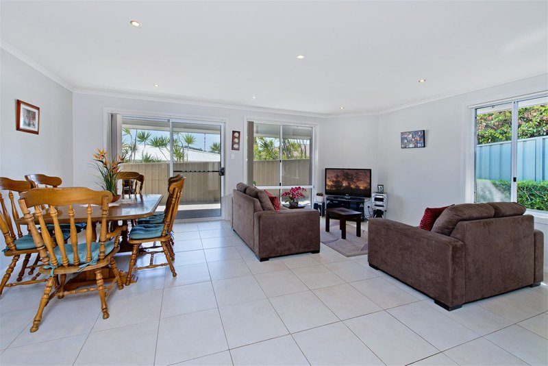 Photo - 2/15 Florence Close, Port Macquarie NSW 2444 - Image 2