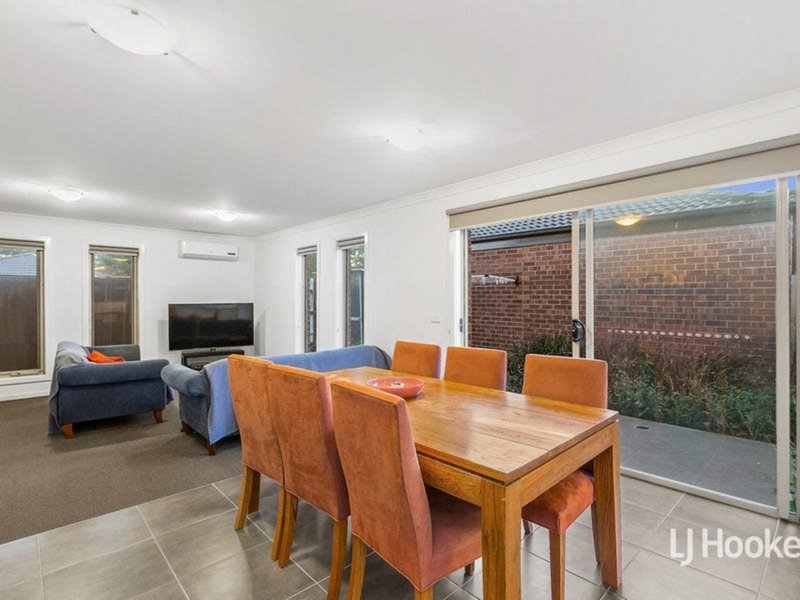 Photo - 2/15 Parkfield Court, Deer Park VIC 3023 - Image 4