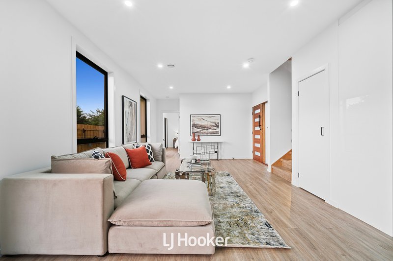 Photo - 2/15 Parkland Avenue, Hampton Park VIC 3976 - Image 4