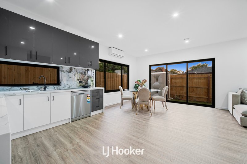 Photo - 2/15 Parkland Avenue, Hampton Park VIC 3976 - Image 7