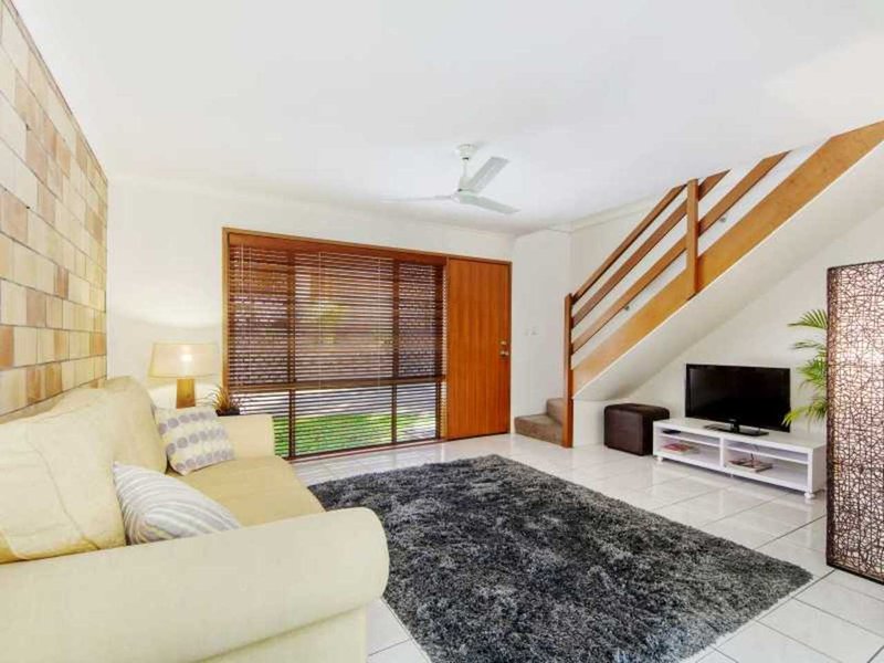 Photo - 2/15 Parkridge Drive, Molendinar QLD 4214 - Image 8