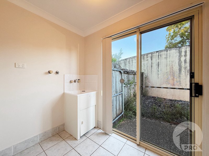 Photo - 2/15 Parnassus Street, Robertson QLD 4109 - Image 10