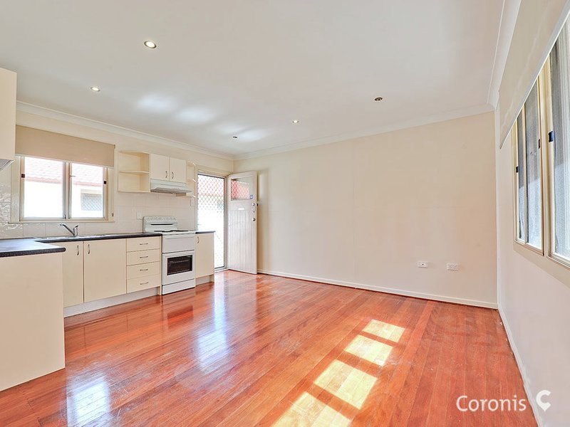 Photo - 2/15 Pear Street, Greenslopes QLD 4120 - Image 7